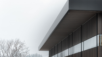 Der Werkshalle der HASSLACHER Gruppe am Standort in Stall verleiht ADLER das ADLER Platinum-System einen edlen, silbergrau glänzenden Look. | © ADLER