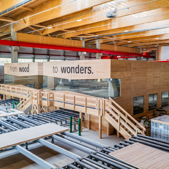 Der Slogan der HASSLACHER Gruppe „From wood to wonders.“ wird auf der mit ADLER Lignovit Ecofin beschichteten Birken-Box mitten in der Halle eindrucksvoll in Szene gesetzt. | © HASSLACHER Gruppe © Peter Mayer