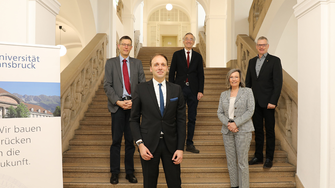 Von li.: Dr. Albert Rössler (Geschäftsleiter Forschung & Entwicklung ADLER), Univ.-Prof. Oliver Strube, Univ.-Prof. Tilmann Märk (Rektor Universität Innsbruck), Andrea Berghofer (Geschäftsführerin ADLER), Univ.-Prof. Hubert Huppertz (Dekan Fakultät für Chemie und Pharmazie). | © Universität Innsbruck