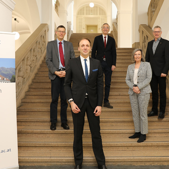 Von li.: Dr. Albert Rössler (Geschäftsleiter Forschung & Entwicklung ADLER), Univ.-Prof. Oliver Strube, Univ.-Prof. Tilmann Märk (Rektor Universität Innsbruck), Andrea Berghofer (Geschäftsführerin ADLER), Univ.-Prof. Hubert Huppertz (Dekan Fakultät für Chemie und Pharmazie). | © Universität Innsbruck