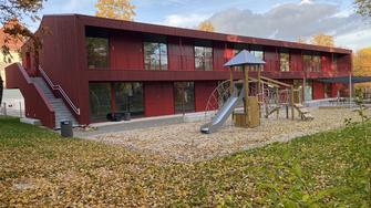 Es muss nicht immer grau sein – wie wäre es z.B. mit einem eleganten Rotton wie bei der „Kita im Park“ in Stuttgart (Birk Heilmeyer und Frenzel Architekten) … | © ADLER