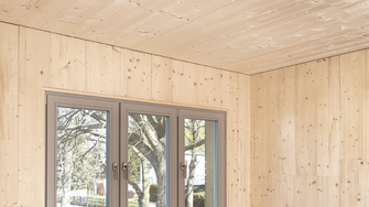 Projekt Ferrastraße... und die natürlichen, mit ADLER Lignovit Interior UV100 veredelten Holzwände und -decken …  | © schäferwenningerprojekt gmbh / Markus Löffelhardt