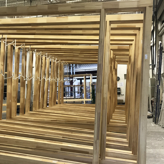 Bei der ERNE AG Holzbau hat sich die neue Härter-Technologie bewährt – mehr als 450 großformatige Weißtannen-Fenster wurden auf dem 1K-Lackierroboter mit dem 2K-System Aquawood Diamond von ADLER beschichtet. | © ADLER