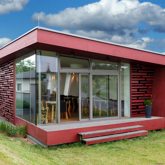 Effektlasuren wie Pullex Platin – hier am Weingut Studeny in Obermarkersdorf von Oberstaller & Sammer Architekten – sorgen für eine spektakuläre metallische Optik. | © Oberstaller & Sammer Architekten