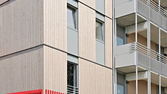 Optik und optimalen Holzschutz – hier bei einem Wohnhaus in Bad Aibling, realisiert von Holzbau Huber & Sohn. | © ADLER / Johannes Plattner