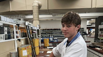 Jonathan, der die Chemie-HTL in Kramsach besucht, rührt Im Labor gerade einen Lack an. | © ADLER