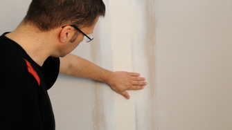 Le dispersioni tradizionali necessitano di una mano di fondo prima di essere applicate sul cartongesso... | © ADLER