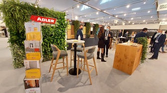 Lo spazioso stand fieristico ADLER al SICAM ha affascinato molti visitatori con piante rigogliose ed eleganti sgabelli Voglauer. | © ADLER