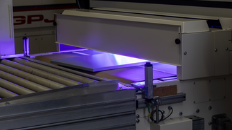 Oltre ai sistemi di verniciatura, il dipartimento di tecnologia applicativa dispone anche di moderni impianti di essiccazione e catalisi. | © ADLER