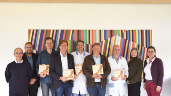 Bei einer Kaffeejause im ADLER-Werk überreichten Betriebsratsobmann Gerhard Lergetbohrer und Personalleiter Dietmar Rosanelli (im Bild li.) sowie Claudia und Andrea Berghofer (re.) den Jubilaren ihre edlen Holz-Urkunden. Hier im Bild (von li.:) Rudolf Speckbacher, Alexander Ringler, Reinhard Huber, Rudolf Pfund, Mario Bortolotti. | © ADLER