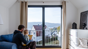 Mit dem neuen deckenden Farblack von ADLER und den Qualitätsholzfenstern von Sorpetaler sind beste Aussichten für Klein & Groß garantiert! | © Sorpetaler