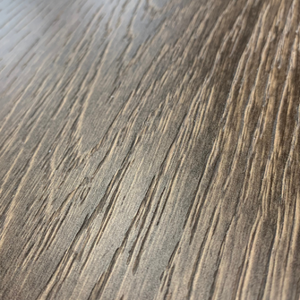 Mit DLE plus entspricht nicht nur die Optik, sondern auch die Haptik jener von natürlichem Holz – bis hin zu den feinsten Poren. | © Hymmen