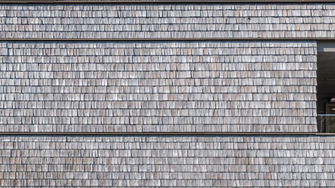 Die Holzschindeln schimmern im edlen Vorvergrauungs-Look von ADLER. (Fotohinweis: DIN A4 Architektur / Norbert Freudenthaler) | © DIN A4 Architektur / Norbert Freudenthaler