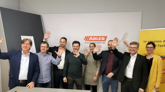 Das starke ADLER-Team hinter einer gelungenen Veranstaltung (von li.): Alexander Ringler (Spartenleiter Verkauf), Stefan Blagusz (Ehrenpräsident), Adrian Egger (Verkauf), Charly Vieselthaler (Präsident), Raphaela Rechtberger (Marketing), Dr. Markus Fessler und Rainer Troppmair (Forschung & Entwicklung) sowie Veronika Rafelsberger (Verkauf). | © ADLER