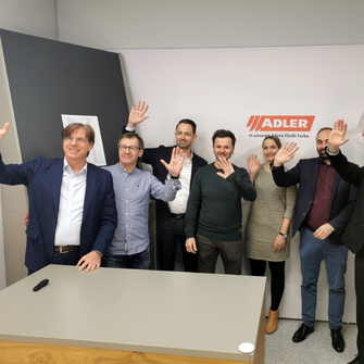 Das starke ADLER-Team hinter einer gelungenen Veranstaltung (von li.): Alexander Ringler (Spartenleiter Verkauf), Stefan Blagusz (Ehrenpräsident), Adrian Egger (Verkauf), Charly Vieselthaler (Präsident), Raphaela Rechtberger (Marketing), Dr. Markus Fessler und Rainer Troppmair (Forschung & Entwicklung) sowie Veronika Rafelsberger (Verkauf). | © ADLER