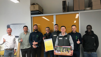 Regionalverkaufsleiter Enrico Freitag (ganz li.) gratulierte dem Team von A.W. Dienemann zum Erfolgsgroßhändler in Silber 2021. | © ADLER
