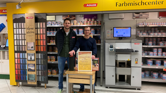 Der neue Ehrenpräsident Stefan Blagusz (re.) aus Oberpullendorf freute sich über die Urkunde für den Erfolgsgroßhändler 2021 in Bronze, die ihm Dieter Geml übergab. | © ADLER