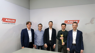 Stefan Blagusz (2.v.li.) übergab das symbolische Pinsel-Szepter an Charly Vieselthaler. Als neuer Farbenmeister-Präsident ist er ein wichtiger Ansprechpartner für die Verkaufs-Mannschaft von ADLER: Alexander Ringler (li.), Adrian Egger (Mi.) und Vertriebs-Geschäftsleiter Bernd Pichler (re.). | © ADLER