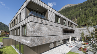 Auch das Sozialzentrum in Sölden haben DIN A4 Architekten in eine Schindelfassade gehüllt. (Fotohinweis: DIN A4 Architektur / Norbert Freudenthaler) | © DIN A4 Architektur / Norbert Freudenthaler