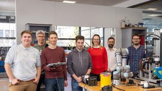 Die Schüler Leonardo Gori, Maximilian Thomann und Fabian Strickner mit ihrem Lehrer Harald Falschlunger (2.v.li), ADLER-Projektbetreuerin Melanie Knapp, Direktor Martin Schmidt-Baldassari und Johannes Hartmann (ADLER).  | © ADLER