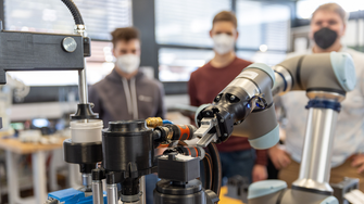 Ein präzise gesteuerter Roboterarm ist das Herzstück der Maschine.  | © ADLER