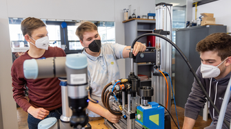 Die drei Schüler der HTL Fulpmes präsentierten stolz ihre voll funktionsfähige Reinigungsanlage.  | © ADLER