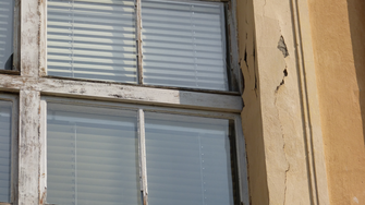 Feuchtes Mauerwerk, schlechter Untergrund – die Sanierung historischer Fenster ist eine echte Herausforderung. | © Drevovýroba Kočiš s.r.o.