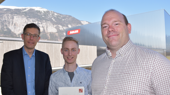 Und auch der Leiter der Forschung & Entwicklung Dr. Rössler und sein Ausbildungsleiter Michael Enders gratulierten Johannes.  | © Land Tirol/Gerzabek