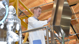 Hervorragende Leistungen in Schule & Betrieb und soziales Engagement in der Freizeit, das überzeugte die Jury und kürte Johannes Mann zum Lehrling des Monats. | © Land Tirol/Gerzabek