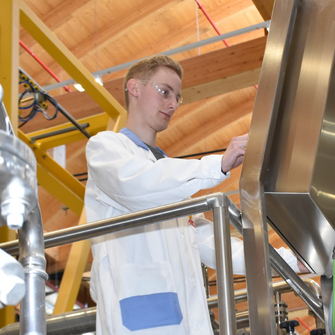 Hervorragende Leistungen in Schule & Betrieb und soziales Engagement in der Freizeit, das überzeugte die Jury und kürte Johannes Mann zum Lehrling des Monats. | © Land Tirol/Gerzabek