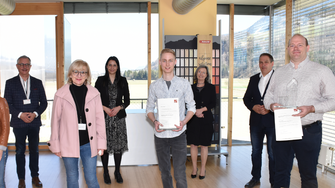 In die Reihe der Gratulanten reihten sich (von links) Verena Steinlechner-Graziadei (AK-Vizepräsidentin), Stefan Bletzacher (Bezirksstellenleiter WK Schwaz), Dr. Beate Palfrader (Arbeits- und Bildungslandesrätin), Viktoria Weber (Bürgermeisterin Stadt Schwaz), Johannes Mann (Lehrling des Monats), Andrea Berghofer (Geschäftsführerin ADLER Werk-Lackfabrik), Peter Schwemberger (Bürgermeister Volders), Michael Enders (Ausbildungsleiter ADLER Werk-Lackfabrik) | © Land Tirol/Gerzabek
