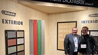 Klein, aber fein: Die ADLER Architektenbetreuer Manfred Höfurthner (li.) und Ulrich Fideler ernteten viel Lob für den ADLER-Messestand auf der architect@work in München. | © ADLER