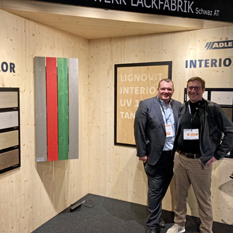 Klein, aber fein: Die ADLER Architektenbetreuer Manfred Höfurthner (li.) und Ulrich Fideler ernteten viel Lob für den ADLER-Messestand auf der architect@work in München. | © ADLER