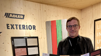 Ulrich Fideler präsentierte die neue ADLER-Trendfarbkarte für den Außenbereich, die mit außergewöhnlichen Tönen lockt. | © ADLER