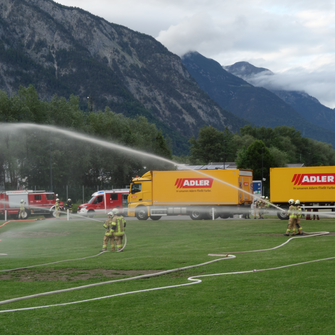 Wasser marsch: Natürlich ging’s auch nass her – das Versorgungssystem über Grundwasserbrunnen stellte seine Leistungsfähigkeit unter Beweis.  | © BFV Schwaz