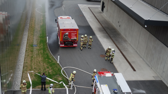 Wo positioniere ich was? Bei der Übung lernten die Beteiligten alle Winkel des Werksgeländes wie ihre Feuerwehrwestentasche kennen.  | © BFV Schwaz
