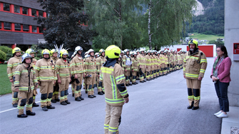 Zum Abschluss ließ Bezirksfeuerwehrinspektor Stefan Geisler unter den Augen von Claudia M. Berghofer zur Übungs-Nachbesprechung antreten.  | © BFV Schwaz