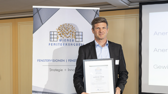 And the winner is … ADLER! Der sensitive Schleifroboter Abramotion wurde beim Wiener Fensterkongress mit dem WFK.Award in der Kategorie Innovation ausgezeichnet.  | © Interconnection Consulting