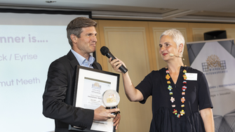 Stolz durfte ADLER-Fensterindustrie-Verkaufsleiter Richard Mölk den Innovationspreis auf der Bühne entgegennehmen.  | © Interconnection Consulting