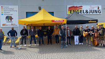 Ein tolles Team: ADLER, Wagner und der Innen- und Außendienst der Farbengroßhandels-Partner.  | © ADLER