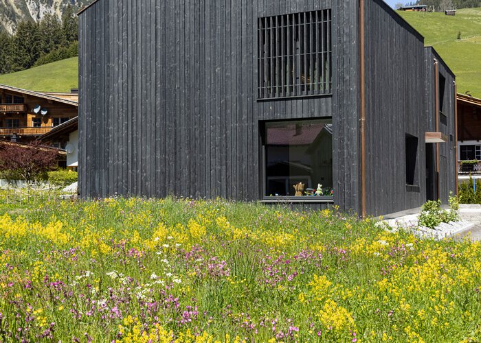 Schlicht und elegant, ein Statement für sich: Haus im Holzgau von Unisono, beschichtet mit Pullex 3in1 von ADLER.  | © Unisono / Mario Webhofer