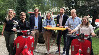 Lauter Gewinner: Tirolack-Chefin Judith Engleitner und Johannes Glaser (li.) sowie Gasperl & Schladeck-Chef Walter Salcher mit Sarah Strobl (re.) nehmen Alexander Ringler, Claudia Berghofer und Adrian Egger in ihre Mitte. | © ADLER