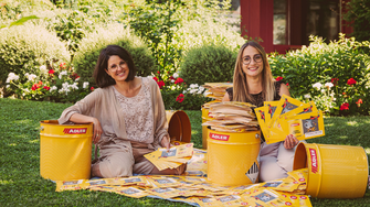 Aus über 30.000 Einsendungen zogen die beiden Glücksfeen Raphaela und Christina die 10 glücklichen Gewinner. | © ADLER