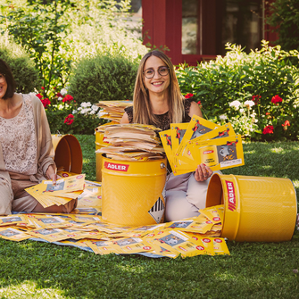 Aus über 30.000 Einsendungen zogen die beiden Glücksfeen Raphaela und Christina die 10 glücklichen Gewinner. | © ADLER