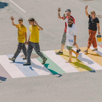 I could be red, or I could be yellow: Der neue Weg durchs Werk ist bunt wie die ADLER-Truppe. | © ADLER