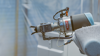 Für den Feldversuch bei ADLER wurde ein Cobot mit einem Lackieraufsatz ausgestattet. | © ADLER