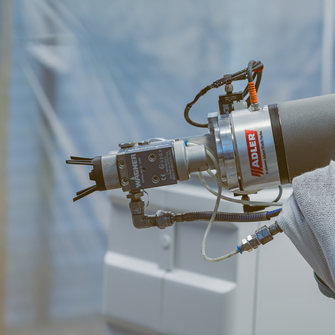 Für den Feldversuch bei ADLER wurde ein Cobot mit einem Lackieraufsatz ausgestattet. | © ADLER