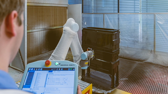 Über ein Tablet wird der Cobot gesteuert – Programmierkenntnisse sind dafür nicht erforderlich. | © ADLER