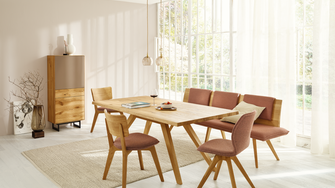Il design dei soggiorni moderni con grandi elementi in vetro rende i mobili in legno particolarmente sensibili allo scolorimento. | © ANREI | www.anrei.at  