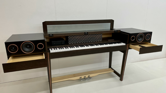Philipp Pilz hüllte ein E-Piano in Holz. 